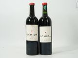 deux bouteilles de vin rouge posées l'une à côté de l'autre sur une table
