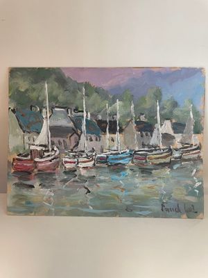 tableau représentant des bateaux dans un port, avec des maisons et des arbres en arrière-plan