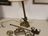 une table sur laquelle se trouvent une lampe et tout un tas d'accessoires pour les cheveux
