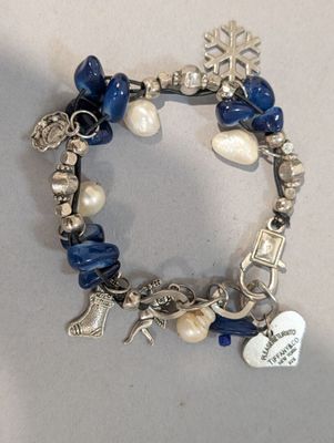 un bracelet orné de breloques et d'un flocon de neige