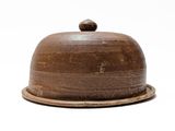 une assiette marron avec un couvercle marron sur fond blanc