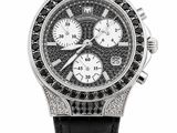 un gros plan d'une montre sertie de diamants noirs et blancs
