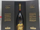 une bouteille de champagne dans un coffret noir orné d'un ruban rouge