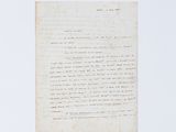 un vieux document écrit posé sur une table