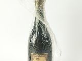 une image représentant une bouteille de vin emballée dans du plastique