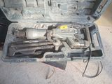 une boîte à outils posée par terre, contenant des outils