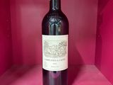 une bouteille de vin posée sur une étagère