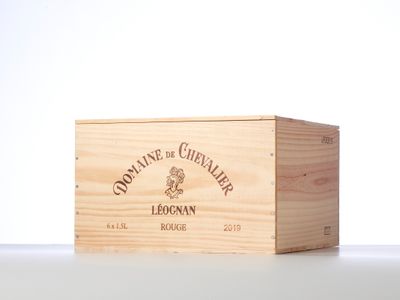the wooden box is empty and ready to be filled with wine
