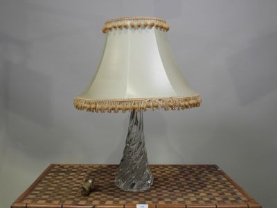 une lampe posée sur une petite table