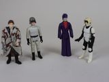 cinq figurines représentant des personnages de Star Wars alignées les unes à côté des autres
