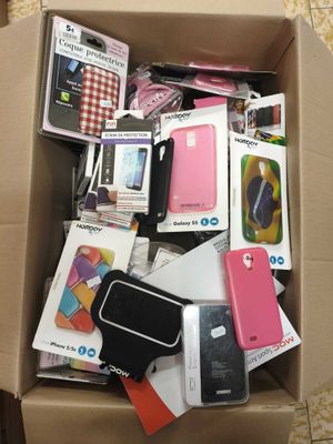 une boîte en carton remplie de téléphones portables et d'autres appareils électroniques