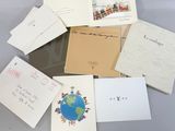 de nombreuses cartes et enveloppes posées sur une table