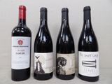 trois bouteilles de vin rouge sont alignées sur une table