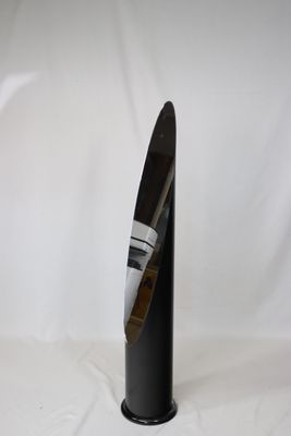 un vase noir dans lequel se trouve un couteau