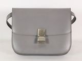 sac à bandoulière en cuir gris avec une boucle en métal