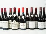 plusieurs bouteilles de vin sont alignées sur une table