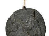 une image représentant un médaillon en bronze sur lequel figure un homme à cheval