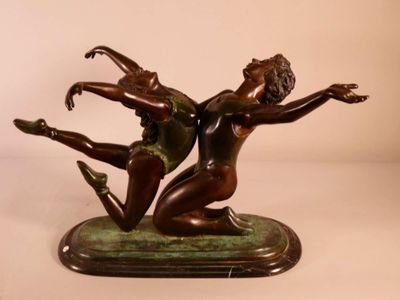 statue en bronze représentant un couple de danseurs, posée sur un socle en marbre