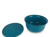 Gros plan sur un bol et une assiette sur fond blanc