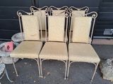 quatre chaises sont alignées en rang sur le trottoir