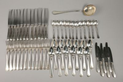 de nombreuses fourchettes et cuillères disposées sur la table
