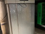 un petit réfrigérateur dans un coin de la cuisine