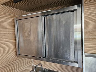un évier en acier inoxydable dans le coin d'une cuisine