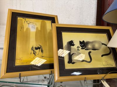 deux photos encadrées représentant un chat et un chien, posées sur une table