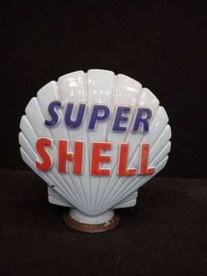 une enseigne en forme de coquillage sur laquelle est inscrit « Super Shell »