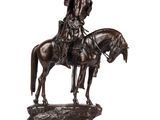statue d'un homme à cheval sur fond blanc
