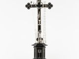 photographie en noir et blanc d'une croix surmontée d'une échelle