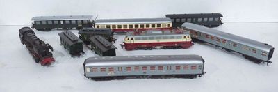 un grand nombre de trains miniatures posés sur une table
