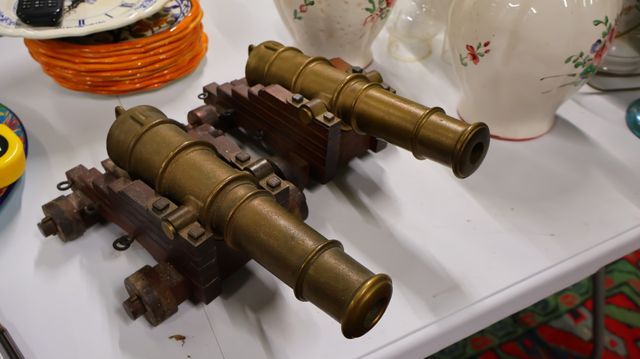 Deux canons modèles réduits en bronze, décoratifs 