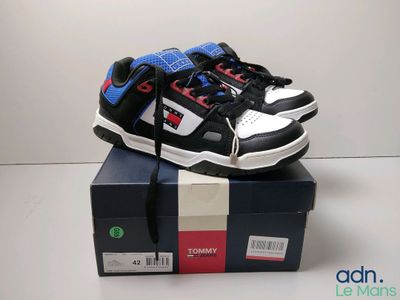 une paire de chaussures qui se trouve sur le dessus d'une boîte