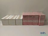 quatre boîtes de savon posées sur une table blanche
