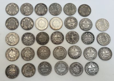 gros plan d'un paquet de pièces de monnaie sur une surface blanche