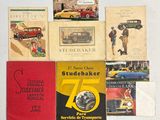 de nombreux livres posés sur une table