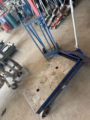 une photo d'un chariot à roulettes dans un garage