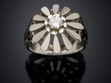 gros plan d'une bague en diamant sur une surface noire