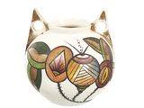 une image représentant un vase sur lequel est peint un visage de chat