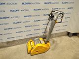 une machine posée sur le sol devant un mur