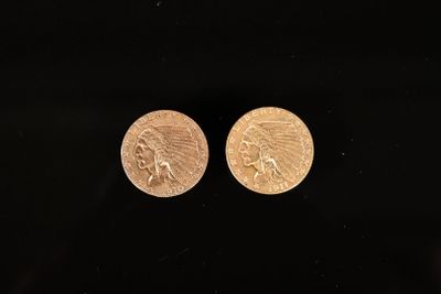 deux pièces d'or, dont l'une porte une tête et l'autre un visage