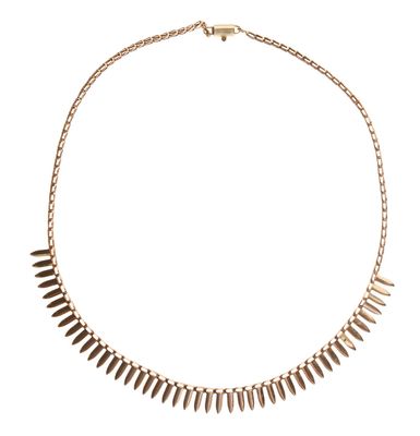 un collier en or avec des pointes sur une chaîne