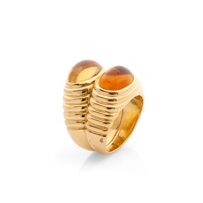 un gros plan d'une bague sur laquelle sont posées deux autres bagues