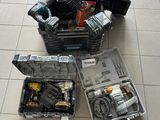 un grand nombre d'outils posés sur le sol