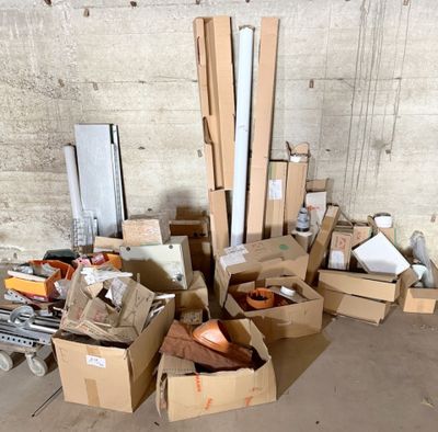 une pile de boîtes et d'autres objets dans une pièce