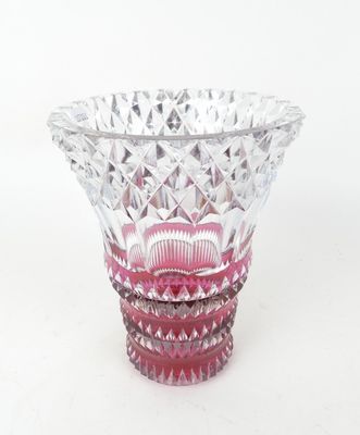 un vase en verre posé sur une table