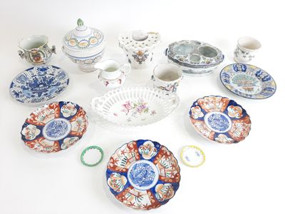 de nombreux types d'assiettes et de bols différents sur la table
