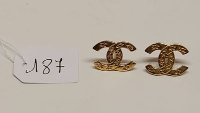 deux paires de boucles d'oreilles Chanel dorées, avec leur étiquette de prix
