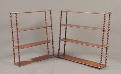 paire d'étagères anciennes en bois avec des tablettes à moulures
